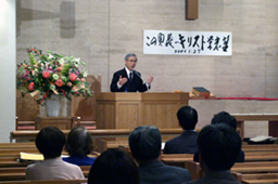 第50回バックストン聖会第一夜の集会で工藤弘雄・関西聖書神学校長の講演に耳を傾ける参加者たち=20日、東京都渋谷区の日本基督教団渋谷教会で 第50回バックストン聖会第一夜の集会で工藤弘雄・関西聖書神学校長の講演に耳を傾ける参加者たち=20日、東京都渋谷区の日本基督教団渋谷教会で