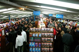「ドゥロス号」最大の目玉「船上書店」。店内には所狭しと６０００種類(５０万冊)に及ぶ書籍が並べられている＝後藤献一氏提供