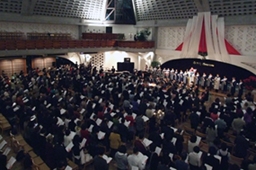 午後７時からのキャンドル・サービスでは約８００人の来場者を記録。集会の後半には２階席もほぼ満席となった＝２４日、東京都新宿区の淀橋教会で