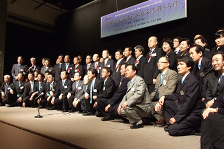 聖会に参加した来賓らと韓国ＣＢＭＣ東京支会のメンバーら。
