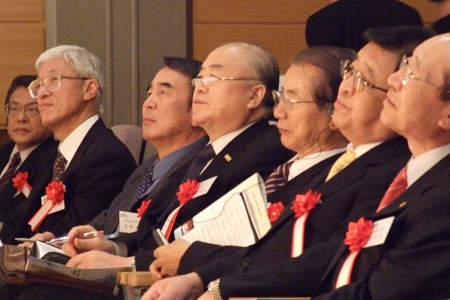 韓国人クリスチャンのビジネスマン宣教団体の船出を祝福しようとインターナショナルＶＩＰクラブの市村和夫代表（左端）や日本ＣＢＭＣの杣浩二会長（左から２番目）、土肥隆一衆議院議員（右から３番目）らも参加した＝２８日、在日本韓国ＹＭＣＡで