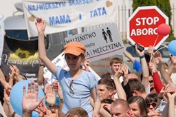 中絶反対のデモに参加する人々
