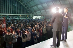 サン氏の講演後、多くの来場者が会衆の前で信仰を告白した＝同上（写真提供：ＣＳＥＡ） 