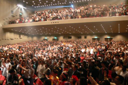 開会式は２階席を含めほぼ満席となった＝１１日、東京の中野サンプラザで