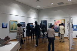 来場者で賑わったピース＆アート展＝２９日、駐日韓国大使館・韓国文化院で