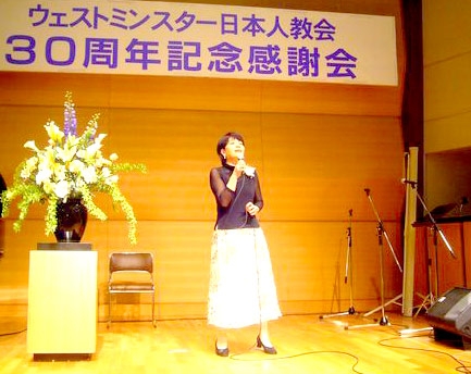 賛美を歌う本田路津子さん＝２４日、東京・お茶の水クリスチャンセンターで