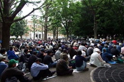 東京・上野公園での炊き出しの様子。主催するＮＰＯ関係者によると、参加者は年々増加しているという＝０９年６月