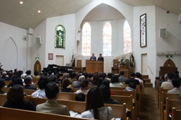 聖会には３日間で延べ約９２０人が集まった＝１４日、八尾市のグレース宣教会・グレース大聖堂で