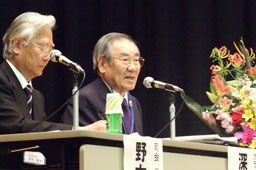 パネリストとして発題する深町正信氏=23日、東京・池袋の立教大学タッカーホールで パネリストとして発題する深町正信氏=23日、東京・池袋の立教大学タッカーホールで