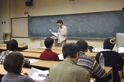 参加者は２０年以上にわたってホームレスの支援活動を続ける生田氏の話に熱心に聴き入った＝９日、上智大学で