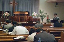 食を断って祈りこむ参加者たち＝１７日、東京都新宿区の東京中央教会で