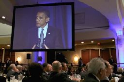 オバマ米大統領が第５９回朝餐祈祷会で個人的信仰と祈りの証をしている。２０１１年２月３日。ワシントンD.C.にて（クリスチャンポスト提供）。
