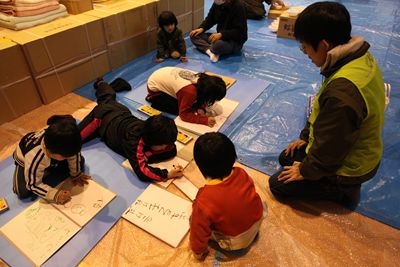 避難所で配布したスケッチブックに絵を描く子ども達（提供：グッドネーバーズ）