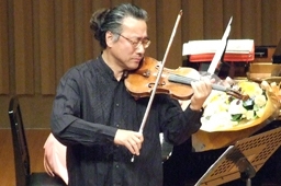 被災地復興への祈りを込めて日本の童謡「さくら」を演奏するジョン・チャヌさん＝８日、東京・王子ホールで