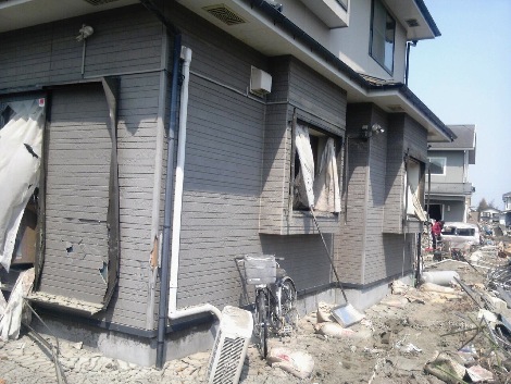 瓦礫に覆われる被災地住宅の様子。(写真提供:東北応援団「LOVE EAST」) 瓦礫に覆われる被災地住宅の様子。(写真提供:東北応援団「LOVE EAST」)