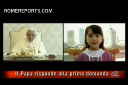 東日本大震災で被災し「なぜこんなに悲しいことに」と質問する７歳の少女エレナちゃん（右）と、それに答えるローマ教皇ベネディクト１６世（左）