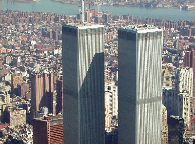 ２００１年９月１１日のテロ事件で崩壊する前のツインタワーの風景。