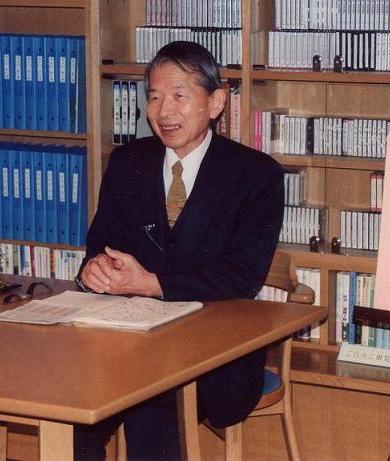 「愛は人の徳を高める」というテーマで講演した三浦光世氏＝８日、三浦綾子記念文学館で（同館提供）