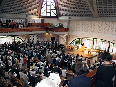 １階が満席となり２階のギャラリーにまで聴衆が押し寄せた＝５月２８日、淀橋教会で