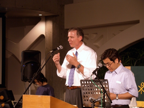 講演するジム・ハリマン博士＝１５日、淀橋教会で