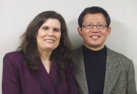 尾山清仁師（右）とキャッシー師夫妻＝１４日、聖書キリスト教会・東京教会で