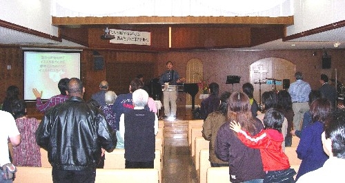 会場の嘉手納アッセンブリー教会にはおよそ５０人の参加者が集まった