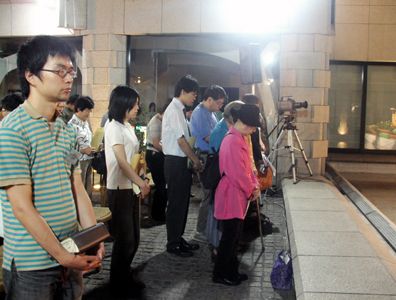 説教者の呼びかけに応答し、前に出て共に祈る信仰の決心者ら=2日、淀橋教会「アガペーの泉」特設会場で 説教者の呼びかけに応答し、前に出て共に祈る信仰の決心者ら=2日、淀橋教会「アガペーの泉」特設会場で