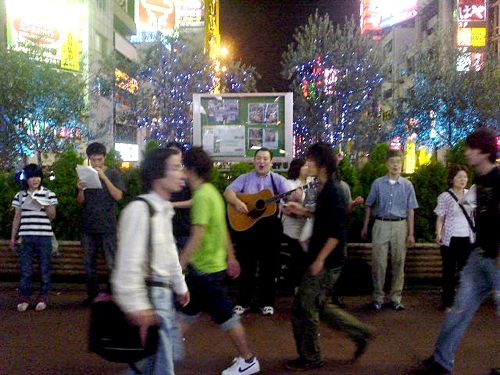行き交う人々に、賛美で福音のメッセージを伝える参加者たち＝７日、大阪・難波駅近くの路上で