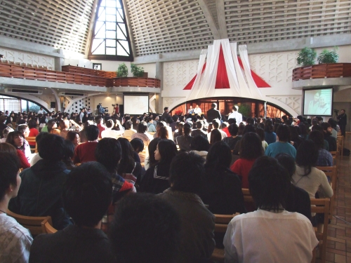１０代、２０代の若者たちで満席となった会場の様子＝２日、東京・淀橋教会で