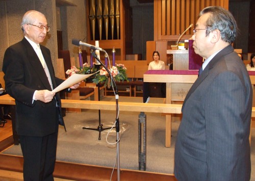 日本聖書協会の大宮溥理事長（右）から表彰状を授与される浜島敏氏（７日、日本基督教団銀座教会で）