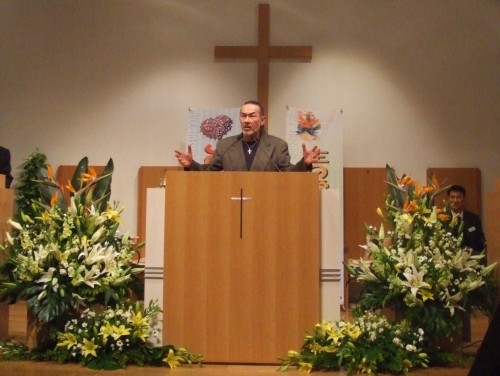 アーサー・ホーランド師（キャンパス・クルセード・フォー・クライスト）が１７日、純福音東京教会で自らの救いとクリスチャンとしての使命を証した。（写真･クリスチャントゥデイ）