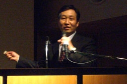 「バイブル・アンド・クリエーション」の働きについて講演する安井亨氏＝１２日、お茶の水クリスチャンセンターで
