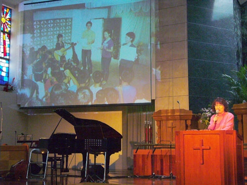 「フィリピン・ミッション」の活動を報告する宮本正子代表（８日午後３時１０分、東京中央教会で）