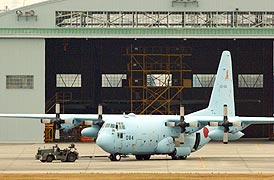 【小牧基地で待機するC130輸送機】 【小牧基地で待機するC130輸送機】