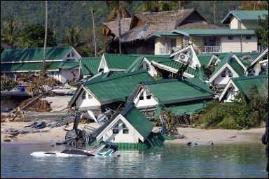 ▲津波で壊滅状態となった沿岸部の観光地（タイ・ピピ島、ロイター）