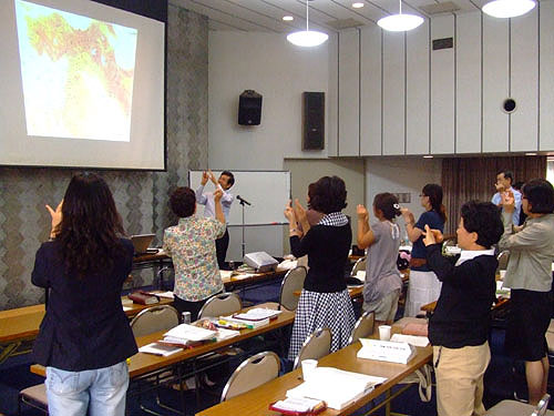 簡単な運動をしながらセミナーで交流を深める韓国人牧師や牧師夫人たち＝５日、在日本韓国ＹＭＣＡで