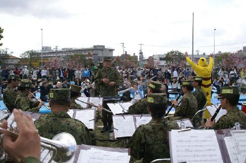 ７日市民大交流会での自衛隊吹奏楽団の演奏風景(写真提供：国際飢餓対策機構)。