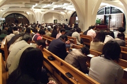 教派を超えて祈る参加者たち＝１１日、東京・淀橋教会で