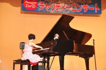 特別ゲストの４本指のピアニストイ・ヒアさん（２０１１年５月２０日、大阪にて。写真提供：国際飢餓対策機構）