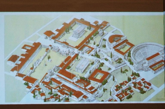 コリントの都市の再現画像が紹介された。２０１１年６月４日、東京千代田区OCCで。
