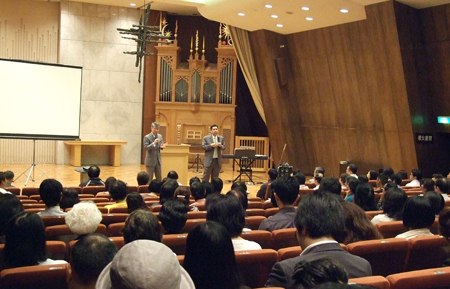 レイモンド・ムーイ氏の講演に耳を傾ける参加者たち＝２７日、東京都新宿区のルーテル市ヶ谷センターで