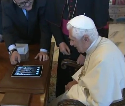 iPadでメッセージを送信するローマ教皇（写真提供：英CT）