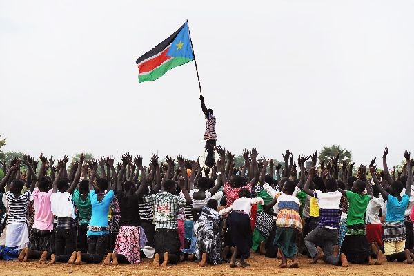  南部スーダンの子どもたちが独立記念祝典に行われるサッカー南部スーダンVSケニア戦を前にしたダンスパフォーマンスの練習を行っている（２０１１年７月７日、写真提供=国際連合）。