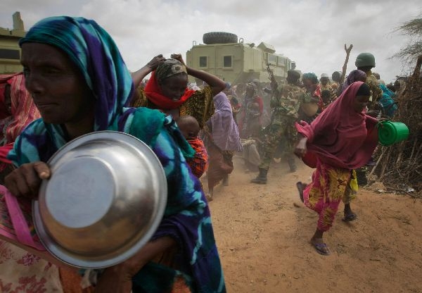 食糧支援センターに駆け込む女性たちの様子。２０１１年７月２０日ソマリア首都モガディシュで（写真提供：国際連合）。