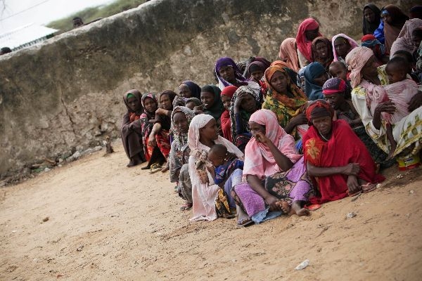 ソマリア首都モガディシュで食糧配給を待つ人々の様子。２０１１年７月２０日（写真提供=国際連合）