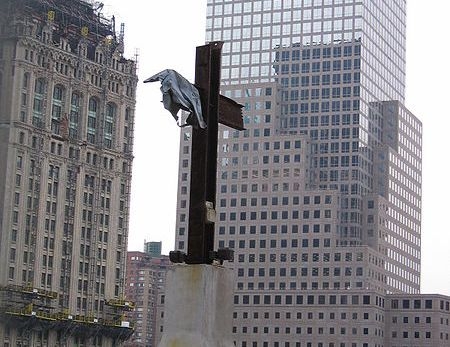  貿易センター跡地に建てられている「鋼鉄の十字架」（Samuel Li）。
