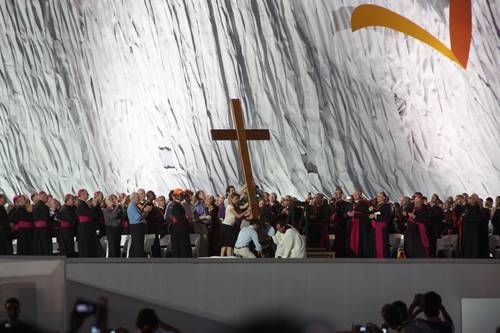  青年カトリック教徒らが十字架を立てている。クアトロ・ビエントス空港で（写真提供：ＷＣＣ）