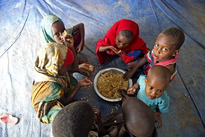  国連難民高等弁務官事務所（ＵＮＨＣＲ）の支援を受けるソマリアの子どもたちの様子。エチオピア、ドロアドのテントで