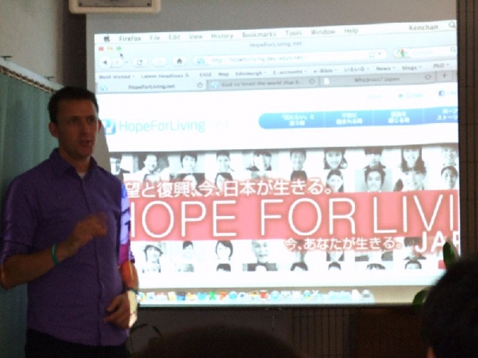 「HopeForLiving（ホープ・フォー・リビング）.net」を紹介するアルジョ・デ・ブルーメ氏。