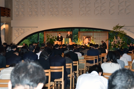 洪正吉氏の記念説教に聴き入る参列者たち＝２２日、東京都新宿区の淀橋教会で